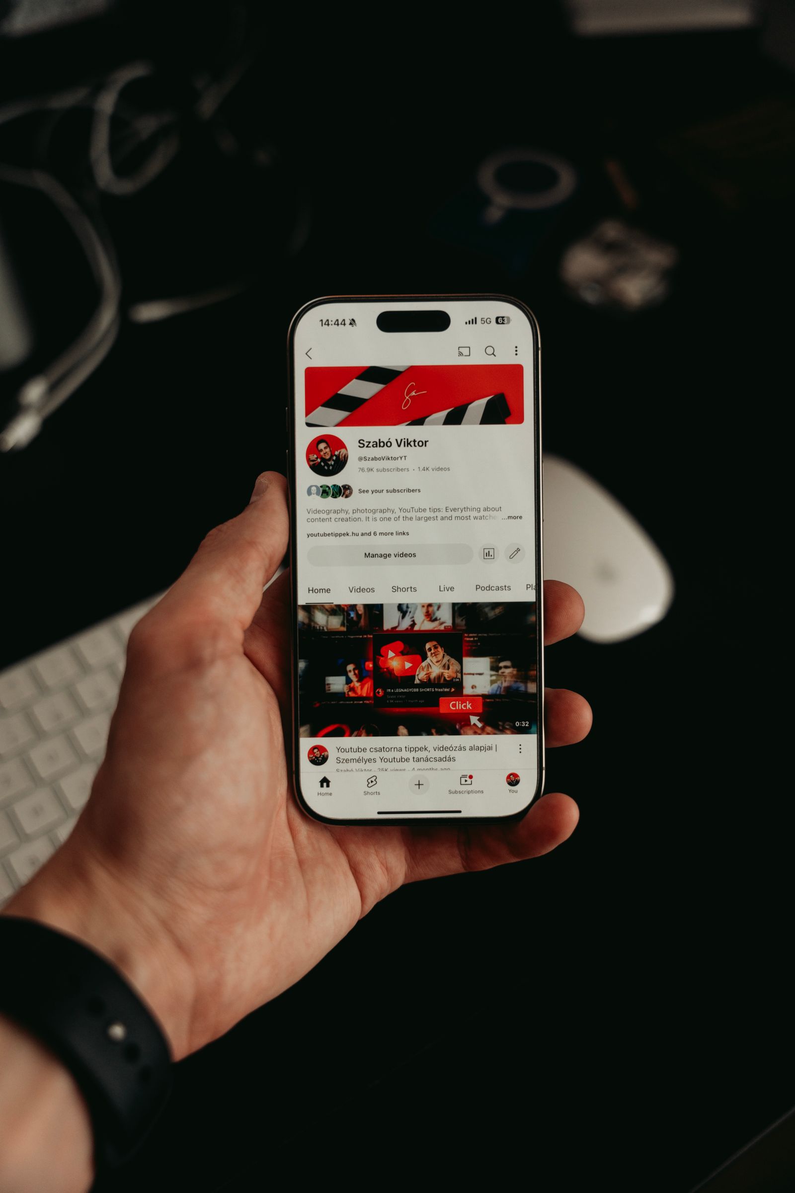 Main tenant un smartphone affichant une interface d'application mobile moderne, illustrant l'essayage virtuel en réalité augmentée