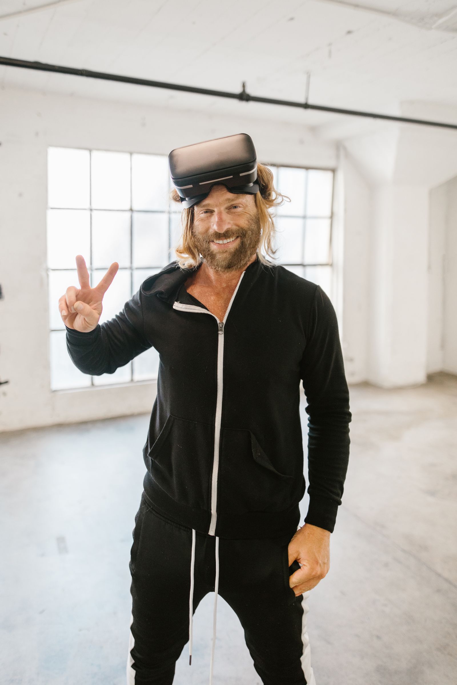 Realismo Visual en los Configuradores 3D: la Palanca de Conversión que la Mayoría de las Marcas Descuida 2 Usuario probando una experiencia inmersiva de realidad aumentada, que ilustra la importancia de la calidad del renderizado visual en la experiencia de producto